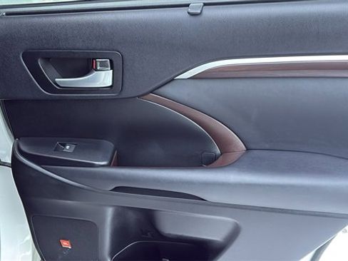 Used 2015 Toyota Highlander Limited image 34