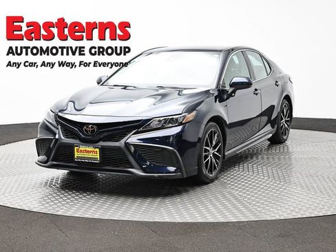 Used 2021 Toyota Camry SE FWD image 1