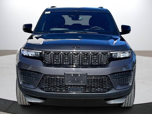 Certified 2023 Jeep Grand Cherokee Altitude image 3