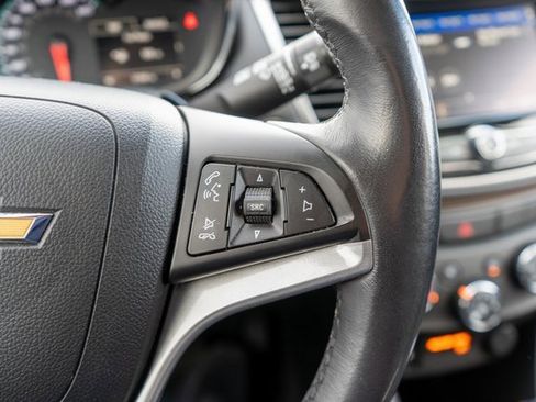 Used 2022 Chevrolet Trax LT w/ LT Convenience Package image 24