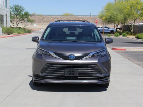 Used 2024 Toyota Sienna LE w/ LE Plus Package image 2