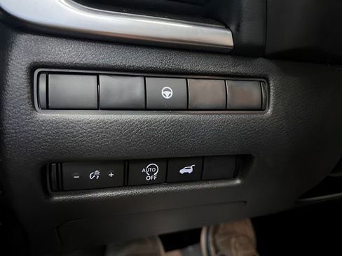 Used 2025 Nissan Rogue SV AWD/4WD image 18