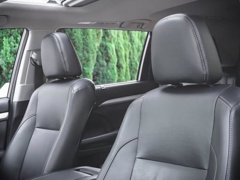 Used 2018 Toyota Highlander XLE w/ Carpet Mat Package (TMS) AWD/4WD image 10