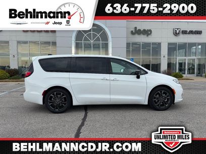 New 2026 Chrysler Pacifica Select