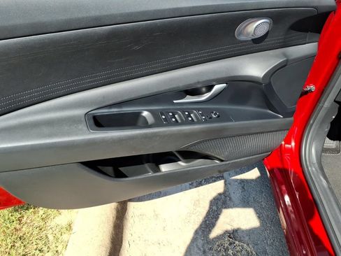 Used 2025 Hyundai Elantra SE FWD image 9