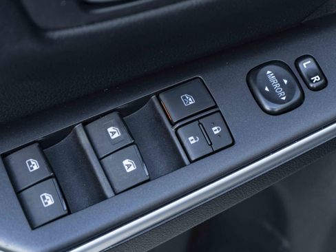 Used 2017 Toyota Camry SE image 32