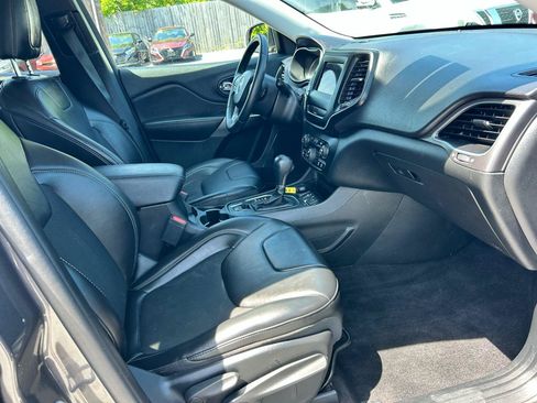 Used 2019 Jeep Cherokee Latitude Plus w/ Comfort/Convenience Group FWD image 9