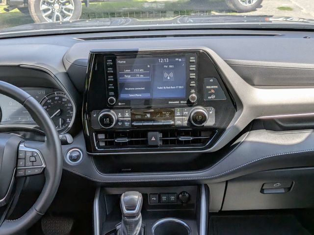 Used 2021 Toyota Highlander XLE FWD image 19