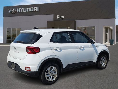 Used 2022 Hyundai Venue SE image 4