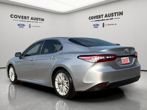 Used 2018 Toyota Camry XLE FWD image 3
