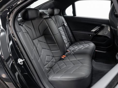 Used 2023 BMW 760i xDrive w/ Executive Package image 61