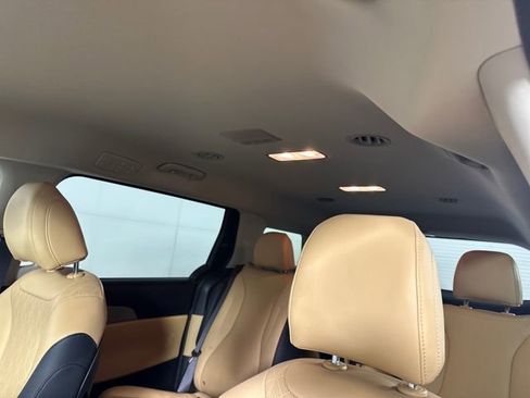 Used 2024 Kia Carnival LX image 12