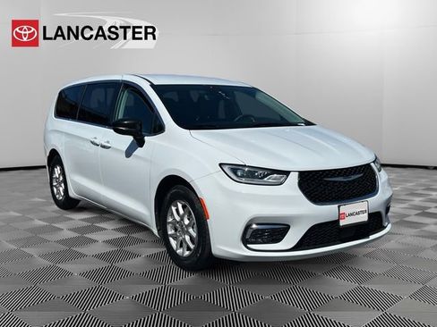 Used 2024 Chrysler Pacifica Touring-L image 1