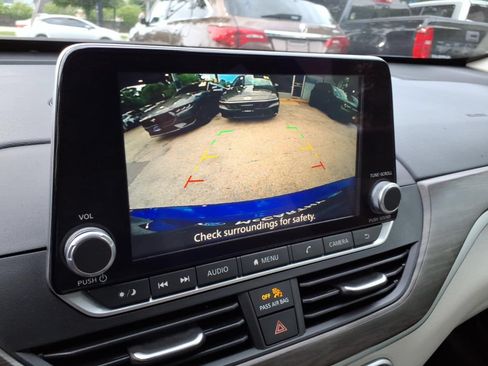 Used 2025 Nissan Altima 2.5 SV FWD image 15