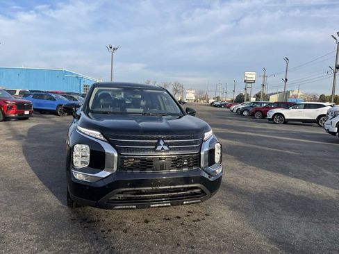 Used 2023 Mitsubishi Outlander SE image 2