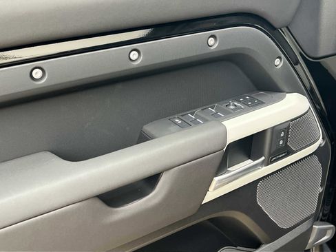 Used 2024 Land Rover Defender 110 S image 15