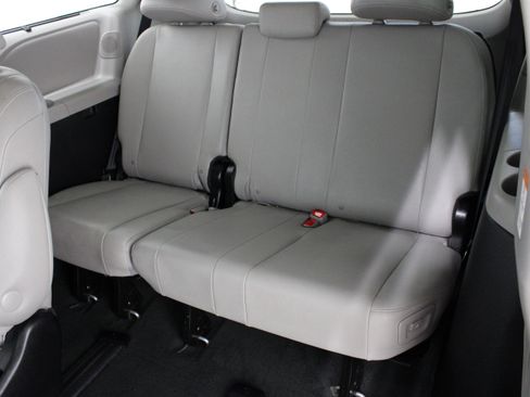 Used 2017 Toyota Sienna Limited FWD image 34