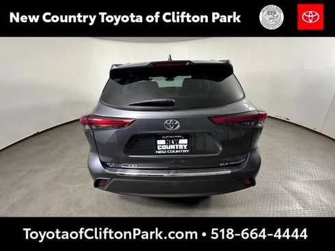 Used 2020 Toyota Highlander XLE AWD/4WD image 4