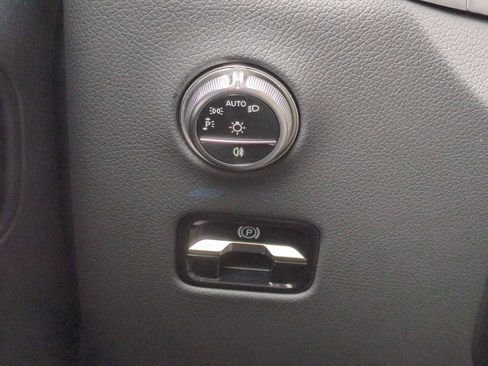 Used 2025 Mercedes-Benz GLC 300 4MATIC image 27