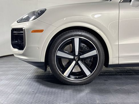 Certified 2025 Porsche Cayenne Turbo AWD/4WD image 29