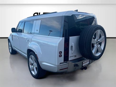 Used 2023 Land Rover Defender 130 SE image 5