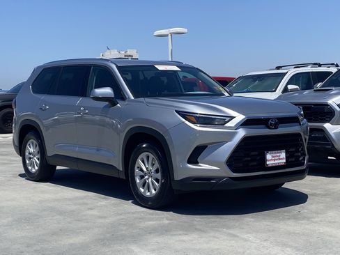 Certified 2025 Toyota Grand Highlander FWD image 2