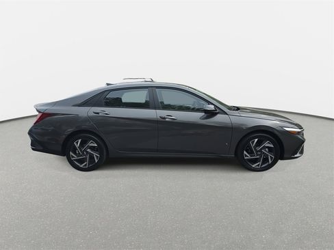 Certified 2025 Hyundai Elantra SEL FWD image 4