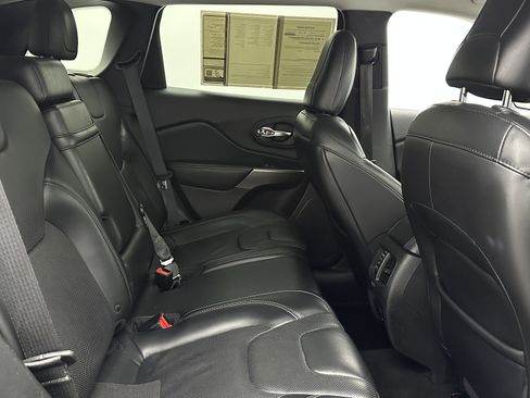 Used 2019 Jeep Cherokee Limited image 32