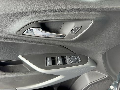 Used 2025 Chevrolet Trax LS FWD image 9