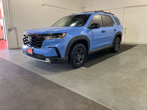 Used 2024 Honda Pilot TrailSport image 3