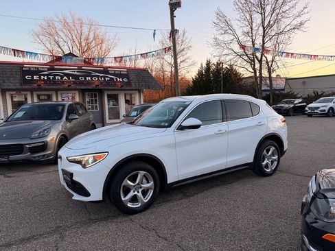 Used 2019 Alfa Romeo Stelvio AWD image 2