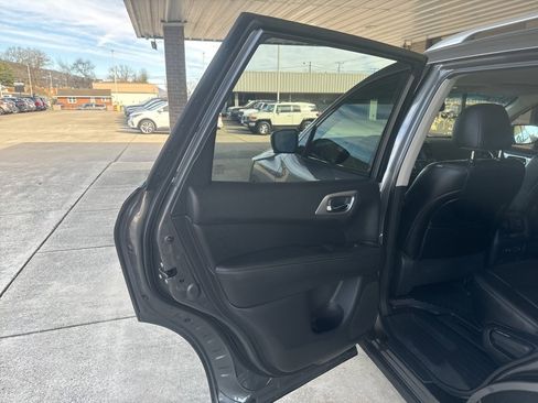 Used 2019 Nissan Pathfinder SL image 13