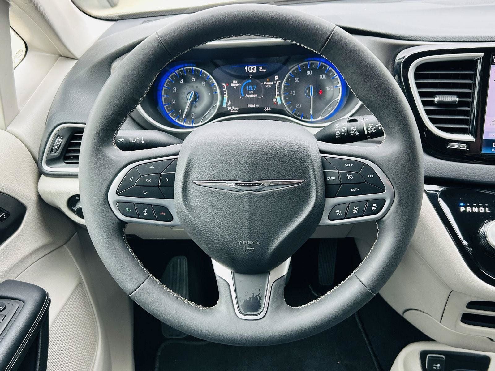 Used 2024 Chrysler Pacifica Touring-L FWD image 16