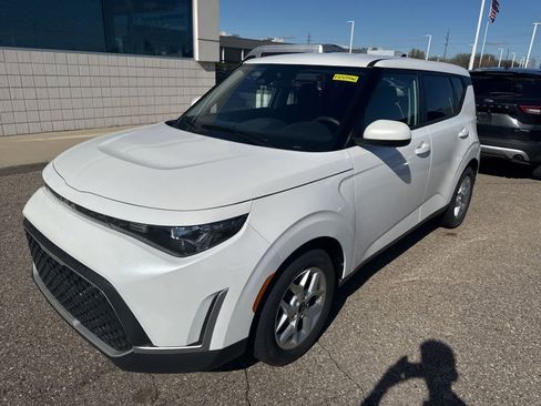 Used 2024 Kia Soul LX w/ Option Group 015 FWD image 4