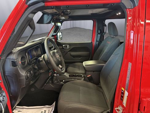 Used 2025 Jeep Wrangler Unlimited Rubicon w/ Convenience Group AWD/4WD image 26