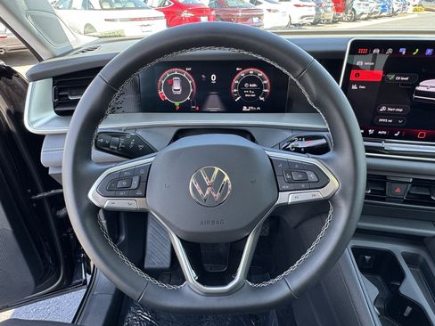 Certified 2025 Volkswagen Tiguan SE AWD/4WD image 17