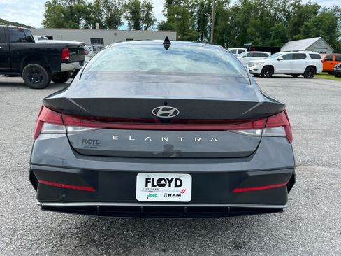 Used 2025 Hyundai Elantra SEL FWD image 4
