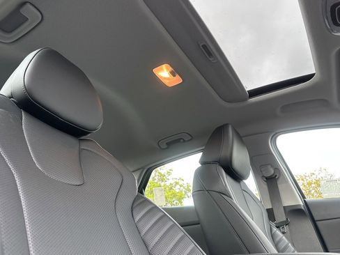 Used 2025 Hyundai Elantra Limited image 18