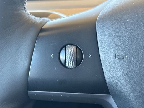 Used 2021 Tesla Model Y Long Range image 27