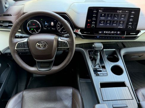 Used 2023 Toyota Sienna Platinum AWD/4WD image 26