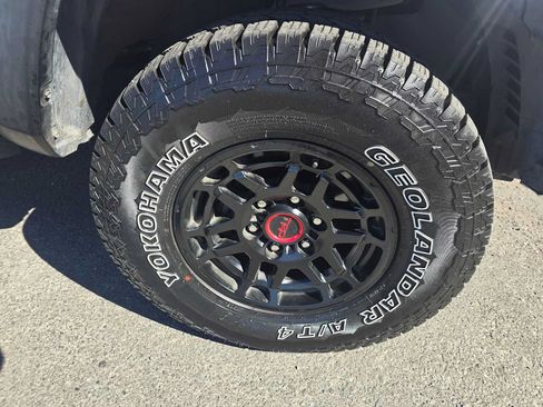 Used 2022 Toyota Tacoma TRD Off-Road w/ Technology Package AWD/4WD image 9