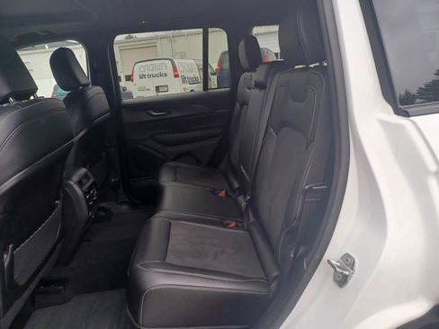 Used 2023 Jeep Grand Cherokee Altitude AWD/4WD image 18