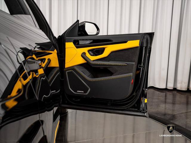 Used 2025 Lamborghini Urus SE AWD/4WD image 37
