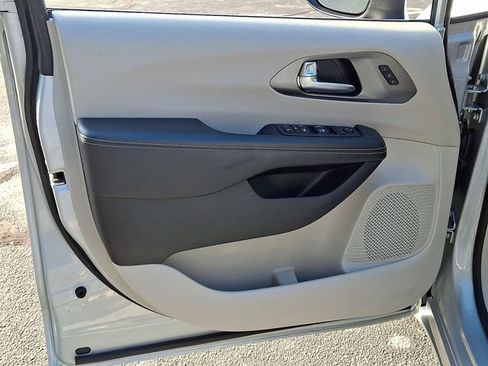 Used 2023 Chrysler Pacifica Touring-L FWD image 12