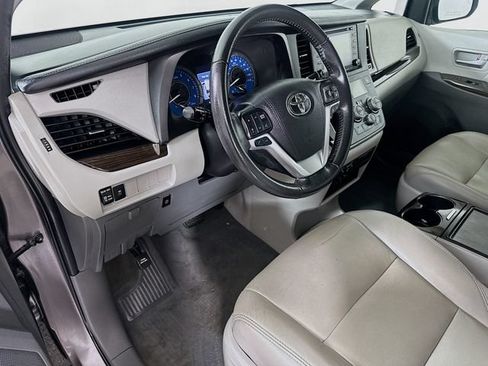 Used 2020 Toyota Sienna XLE FWD image 23