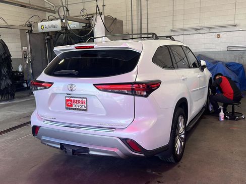 Used 2022 Toyota Highlander Platinum AWD/4WD image 5