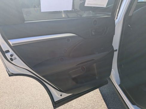 Used 2019 Toyota Highlander LE image 24