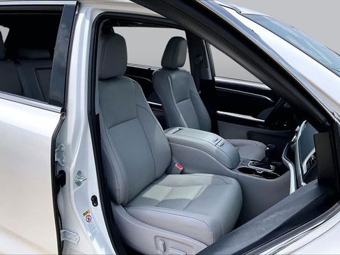 Used 2019 Toyota Highlander Limited FWD image 9