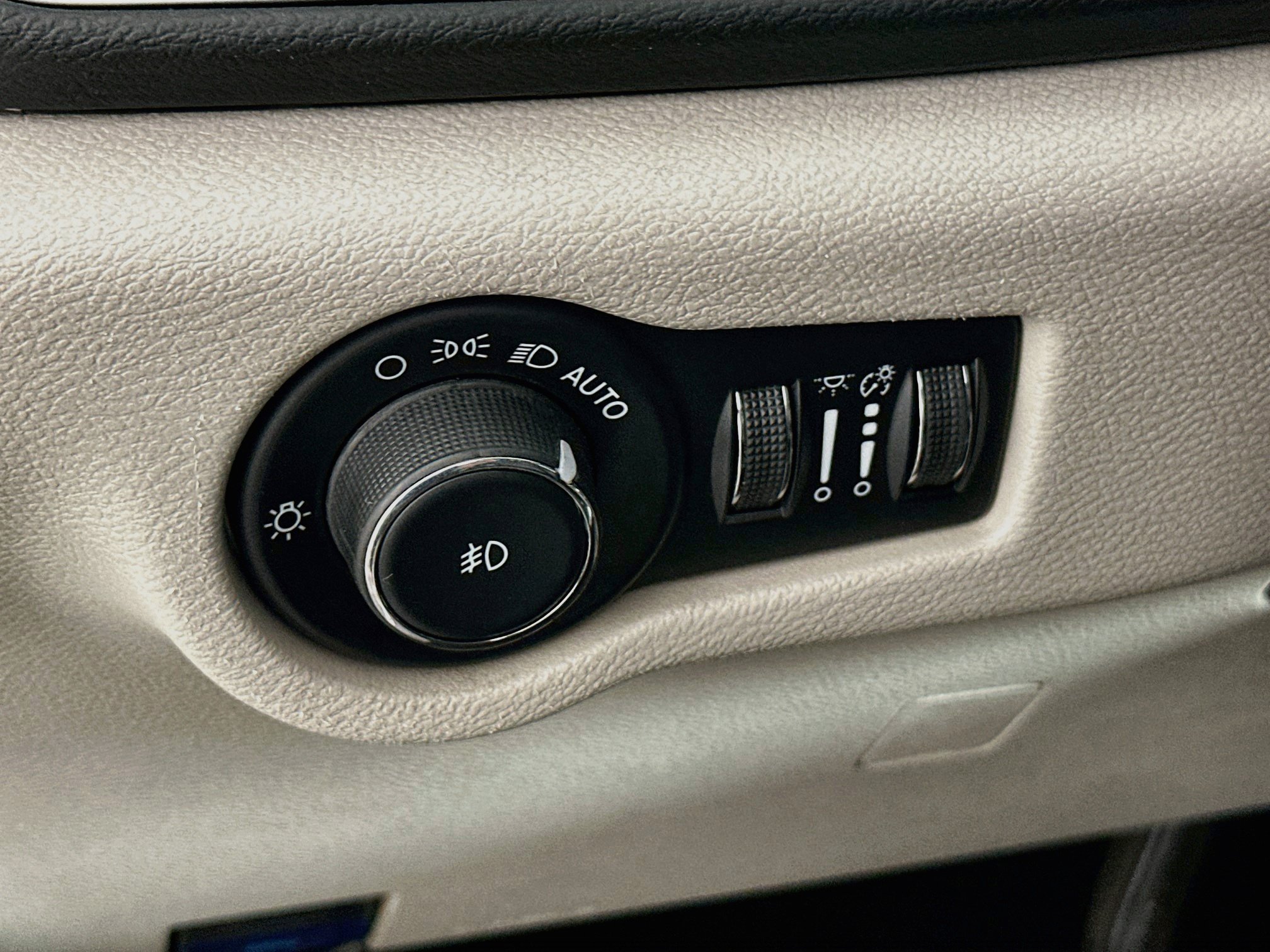 Used 2023 Chrysler Pacifica Touring-L FWD image 17