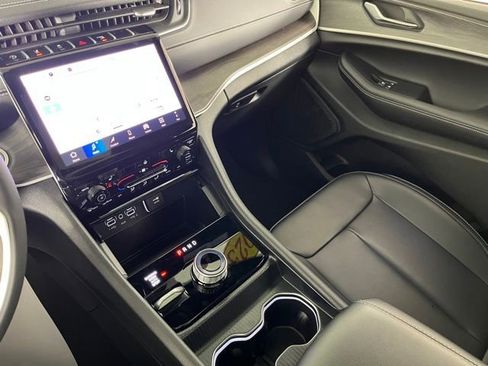 Used 2025 Jeep Grand Cherokee Limited AWD/4WD image 37